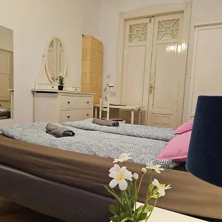 Lovely Riverside אכסניה